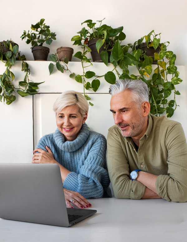 Femme souriante au restaurant